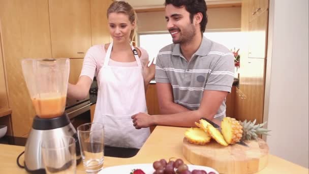 Dama dando un batido a su novio — Vídeos de Stock