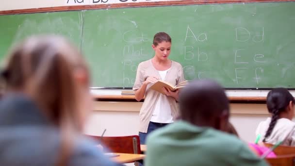 Poważne uczniów słuchanie ich nauczyciel — Wideo stockowe