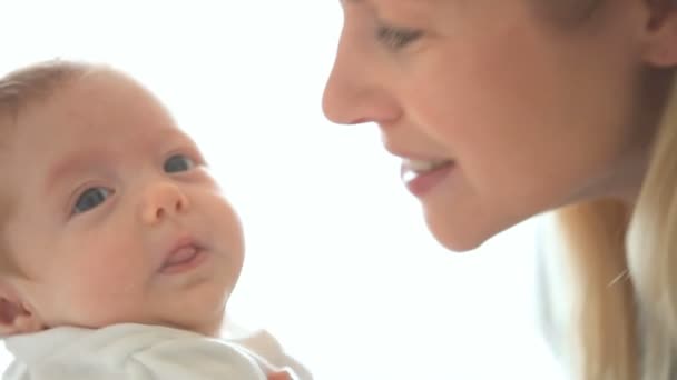 Vrouw met een baby en kusjes hem — Stockvideo