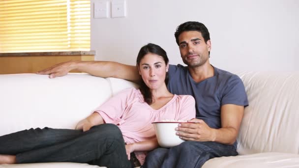 Casal assistindo a um filme — Vídeo de Stock