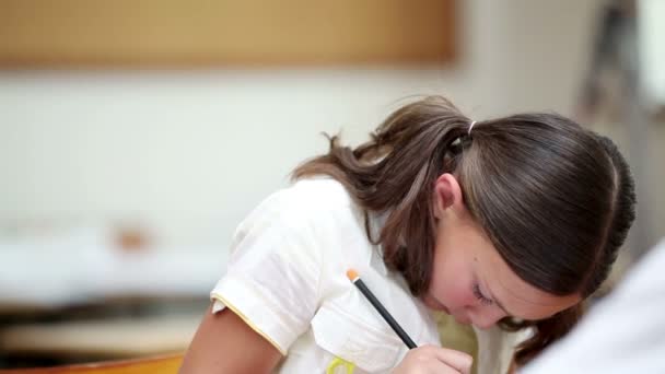 Ernsthafter Schüler macht Übungen — Stockvideo