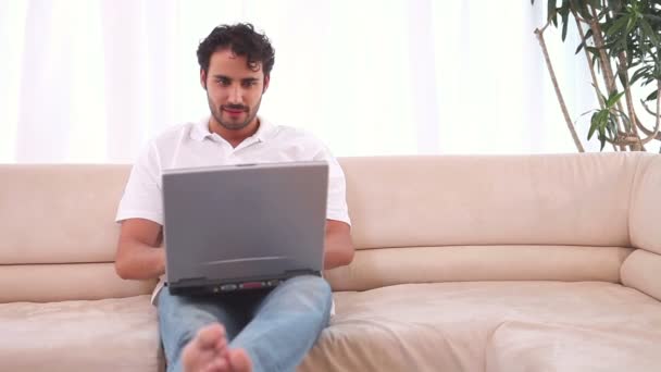 Relaxado homem trabalhando com seu laptop — Vídeo de Stock
