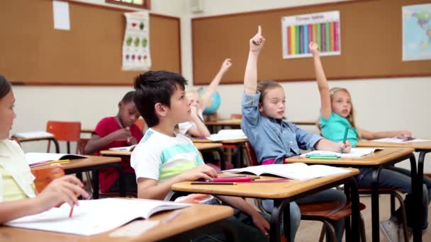 Lachende leerlingen verhogen van hun wapens — Stockvideo