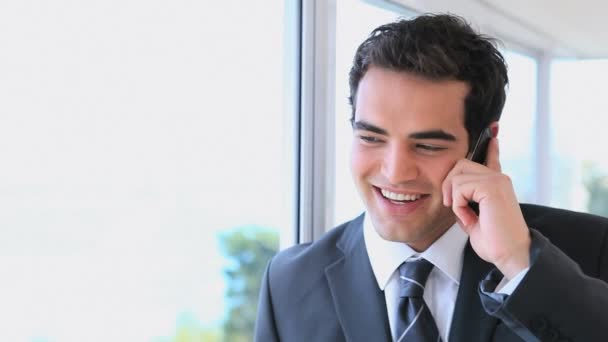 Hombre de traje usando un teléfono móvil — Vídeos de Stock