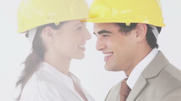 Engenheiros sorridentes apertando as mãos — Vídeo de Stock