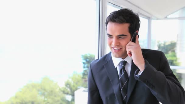 Hombre de traje hablando en un teléfono móvil — Vídeos de Stock