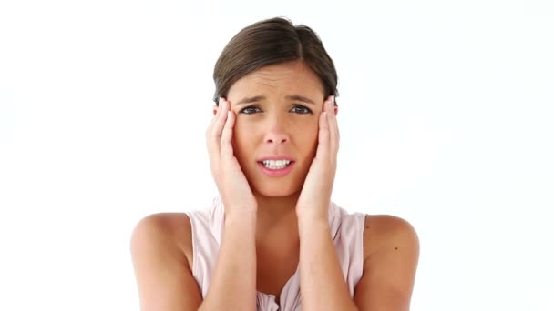 Schockierte Frau legt ihre Hände auf ihre Wangen — Stockvideo