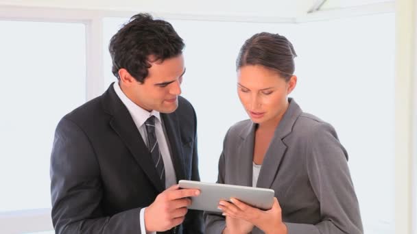 Hombre y mujer de negocios mirando una tableta — Vídeos de Stock