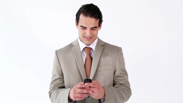 Χαμογελαστός άνθρωπος στέλνοντας ένα κείμενο με το κινητό του — Αρχείο Βίντεο