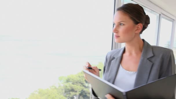 Empresaria escribiendo en el archivo — Vídeo de stock