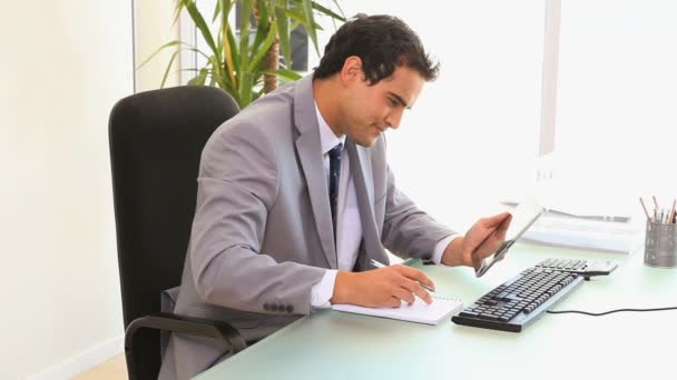 Hombre trabajando con una tableta — Vídeo de stock