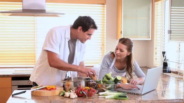 El hombre y la mujer usan el portátil para la recepción — Vídeos de Stock