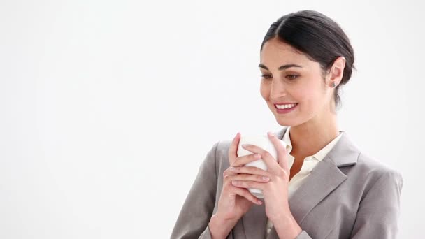 Zakenvrouw drinken uit een beker — Stockvideo