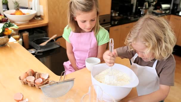 Garçon en remuant les œufs avec de la farine — Video