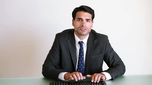 Businessman typing on a keyboard — Stock Video