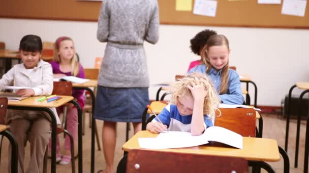 Teacher handing out papers — Stock Video