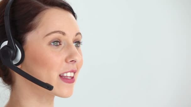 Žena pomocí sluchátek s mikrofonem — Stock video