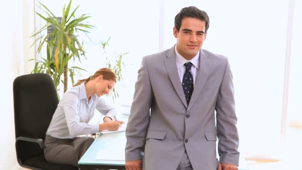 Businessman posing — Stock Video