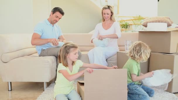 Familie vakken voorbereiden om te verplaatsen — Stockvideo