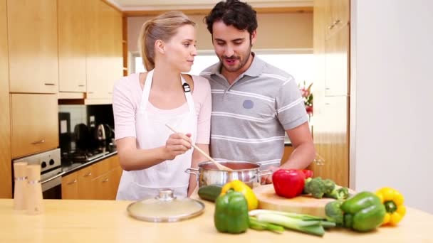 Jovem preparando uma refeição saudável — Vídeo de Stock