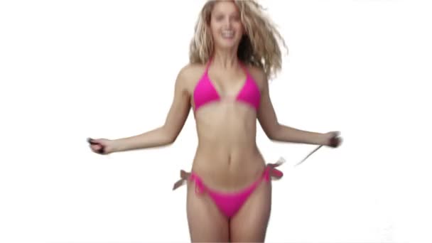 Mujer saltando en su bikini — Vídeos de Stock