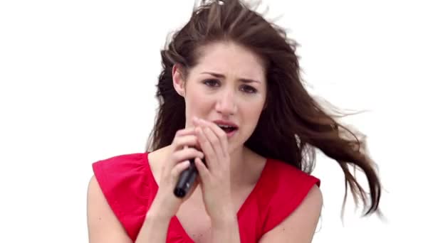 Frau singt beim Blick in die Kamera — Stockvideo