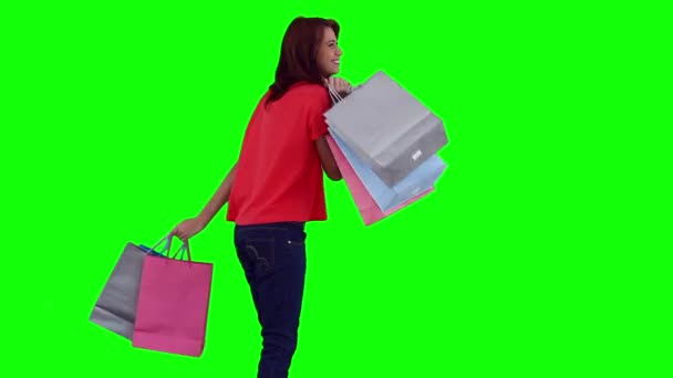Mulher balançando seus sacos de compras — Vídeo de Stock