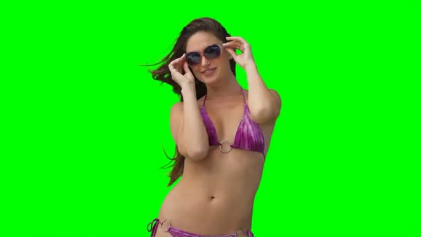 En kvinna med solglasögon och en bikini på — Stockvideo