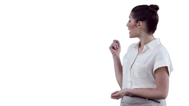 Mujer morena haciendo una presentación utilizando una pantalla virtual — Vídeo de stock