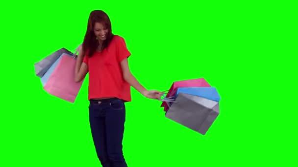 Mujer feliz balanceo bolsas de compras — Vídeo de stock