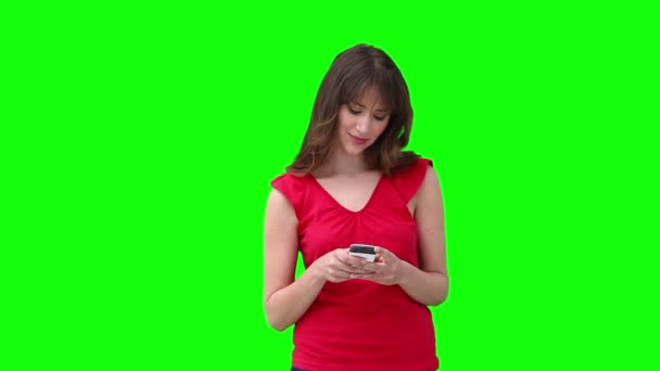Frau tippt auf ihrem Handy, bevor sie nach oben schaut — Stockvideo