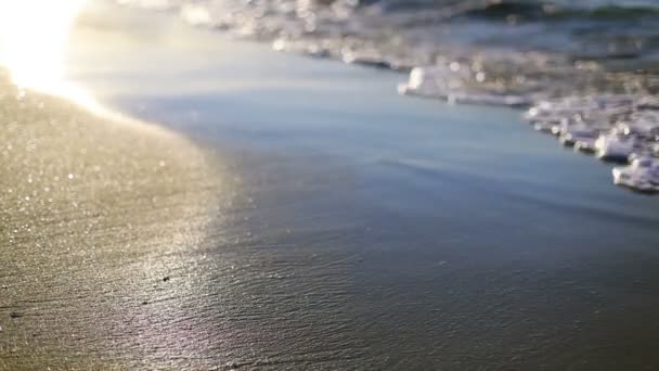 Ondas quebrando na areia — Vídeo de Stock