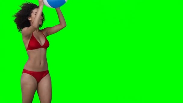 Een lachende vrouw gooit een beachball scherm — Stockvideo