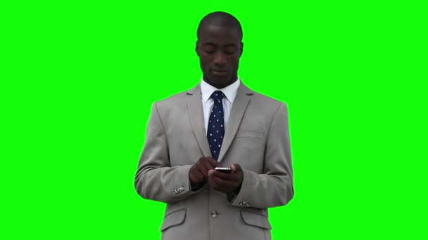 Hombre de negocios mirando a su alrededor mientras marca en su teléfono — Vídeos de Stock
