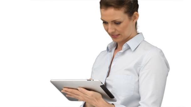 Femme d'affaires utilisant un ordinateur tablette — Video