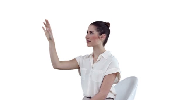 Бізнес-леді сидить під час використання віртуального сенсорного екрану — стокове відео