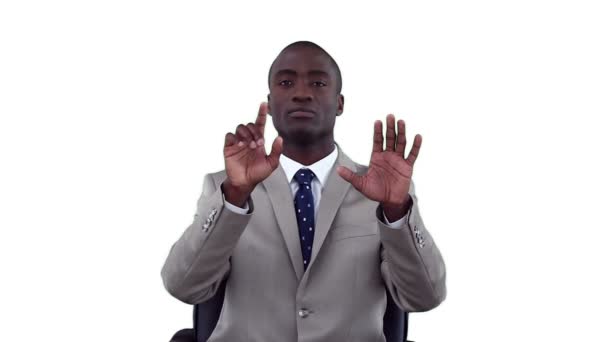 Üzletember ülve, ahogy használja a virtuális érintőképernyő — Stock videók