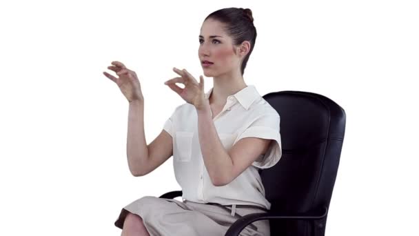 Empresária se concentrando enquanto digita em um teclado virtual — Vídeo de Stock