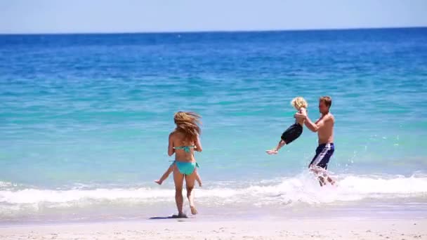 Família feliz brincando juntos — Vídeo de Stock