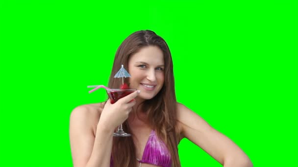 Una mujer sonriendo con una bebida en la mano — Vídeo de stock