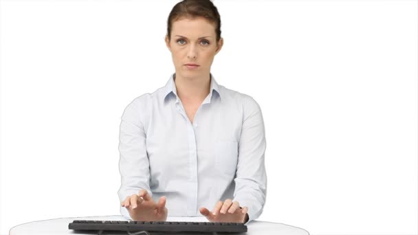 Деловая женщина печатает на клавиатуре — стоковое видео