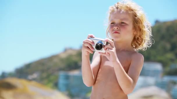 Дитина використовує цифрову камеру — стокове відео