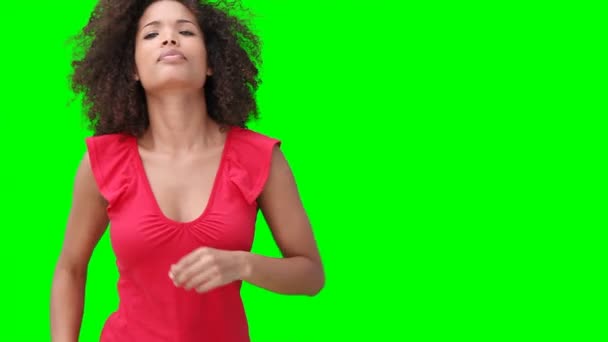 Mujer bailando mientras se mueve — Vídeo de stock
