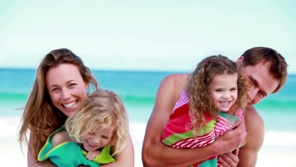 Sonrientes padres sosteniendo a sus hijos — Vídeo de stock