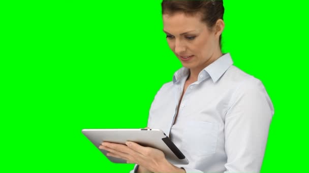 一个女人用她平板电脑 — 图库视频影像