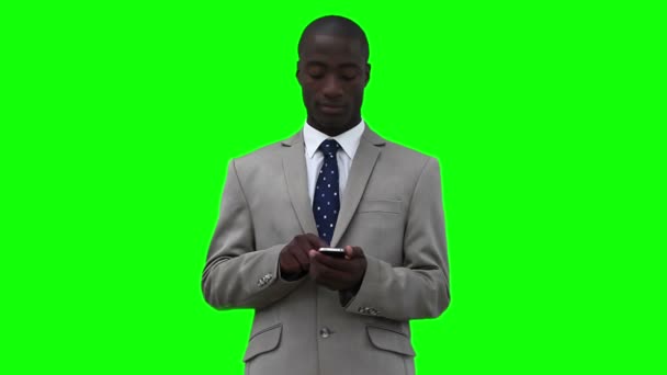 Geschäftsmann wählt auf seinem Handy, bevor er nach oben schaut — Stockvideo
