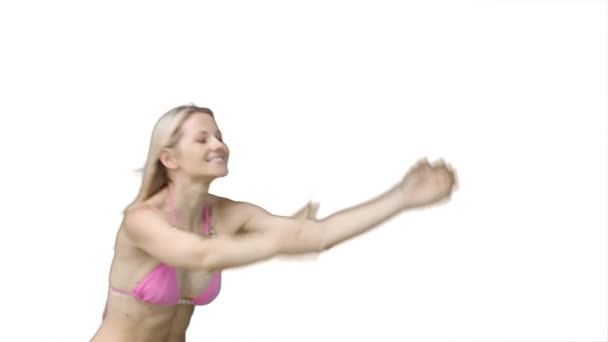 Kvinna i rosa bikini spelar beachball — Stockvideo