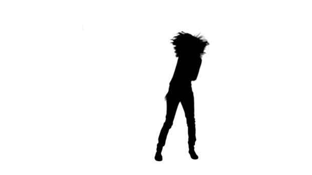 Silhouet vrouw is dansen en zingen — Stockvideo