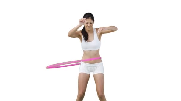 Mujer en ropa de entrenamiento usando un aro hula — Vídeo de stock