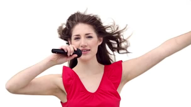 Mujer cantando mientras agita su brazo — Vídeo de stock